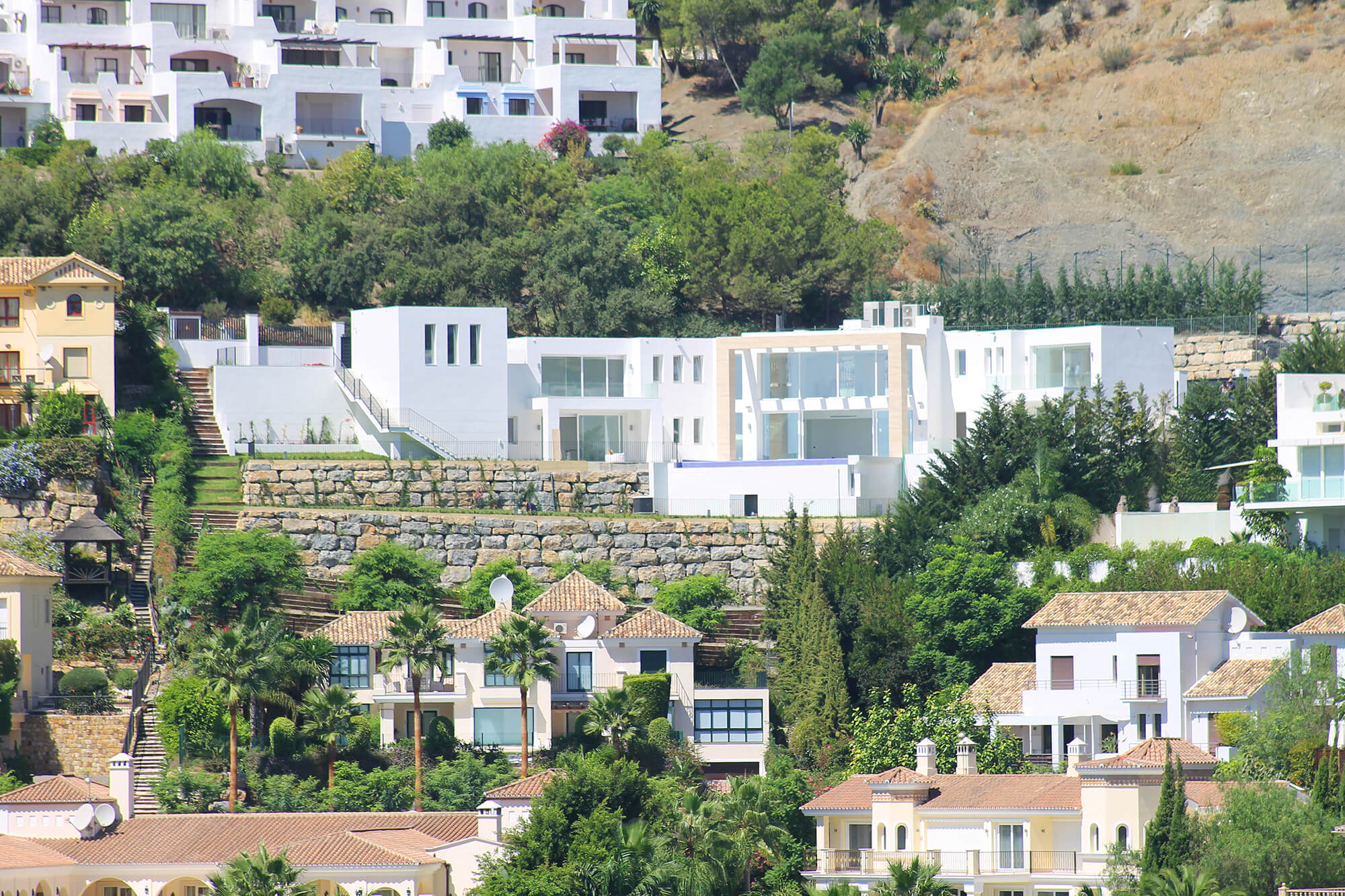 villa-contemporanea-en-los-arqueros-golf-resort