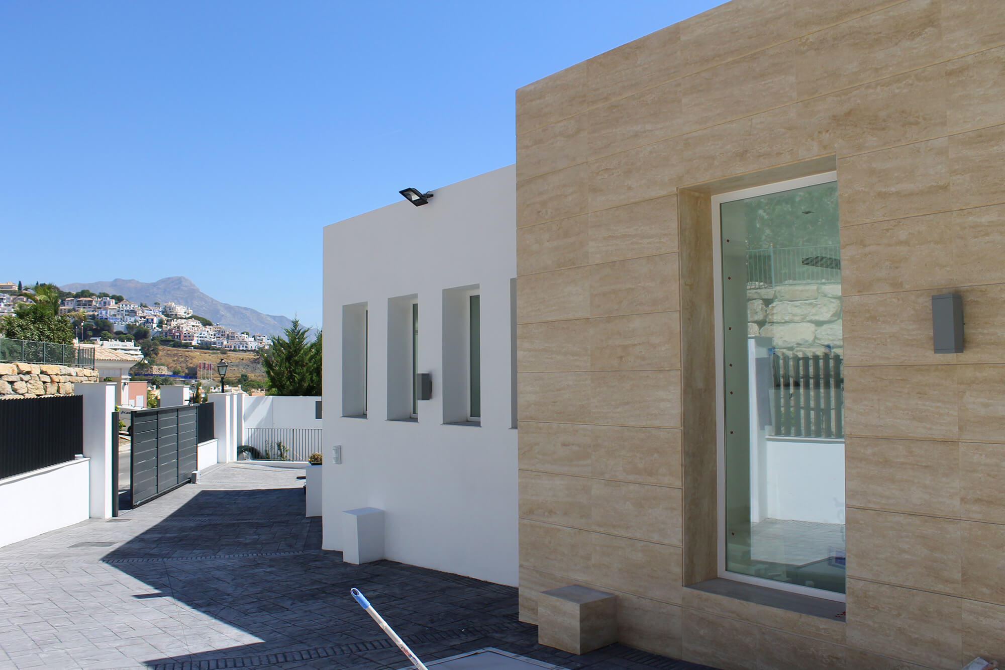 villa-contemporanea-en-los-arqueros-golf-resort