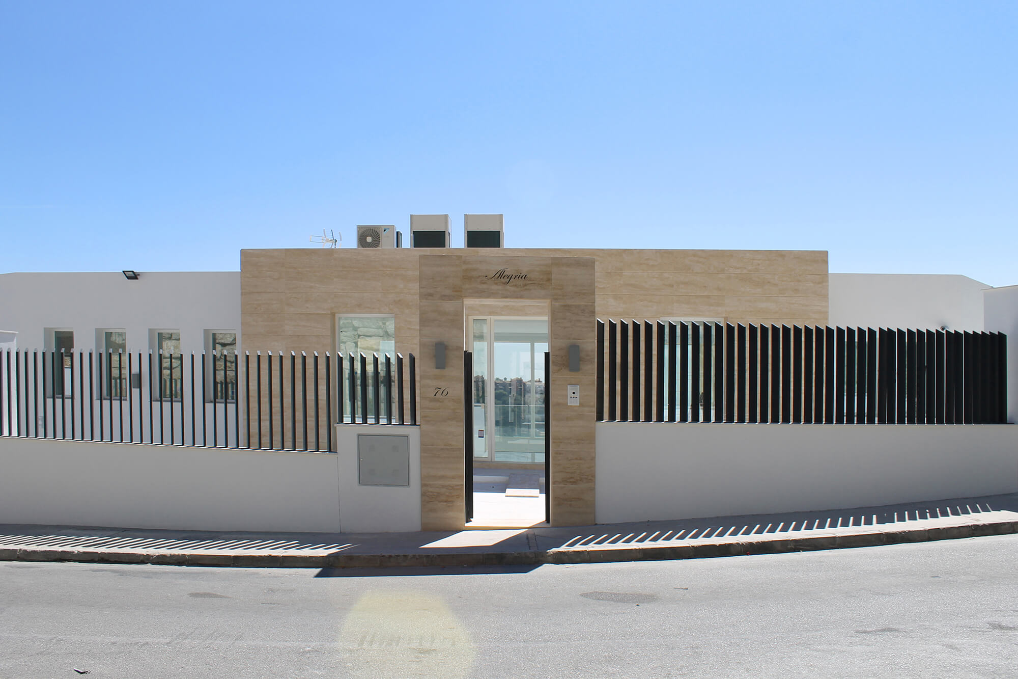 villa-contemporanea-en-los-arqueros-golf-resort