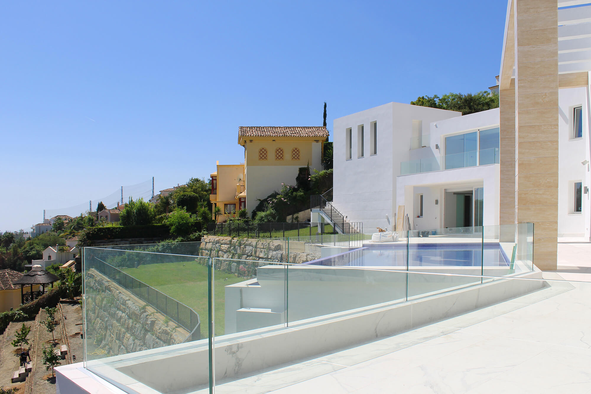 villa-contemporanea-en-los-arqueros-golf-resort