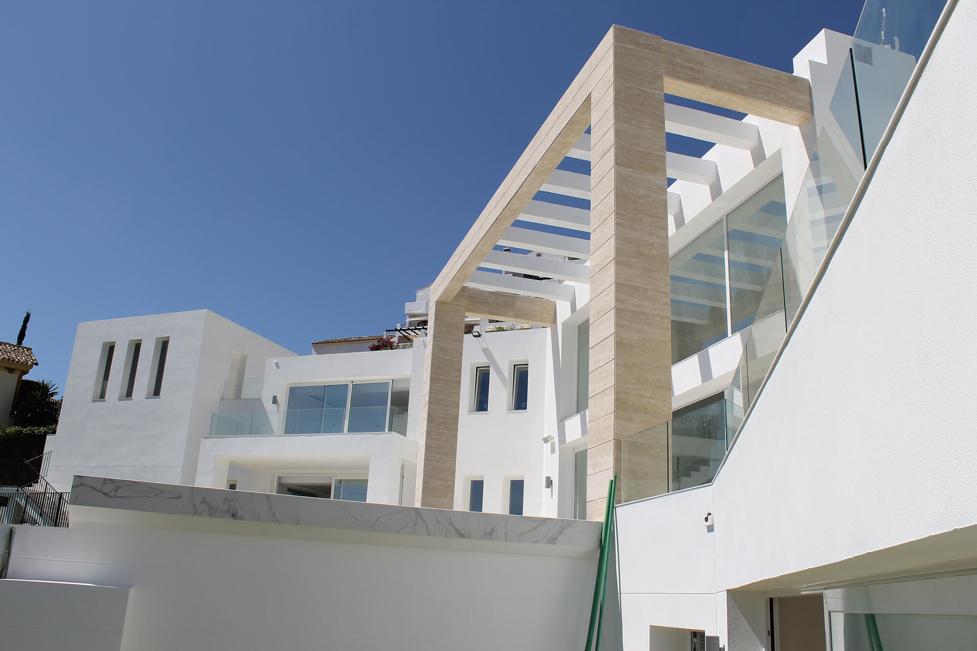 villa-contemporanea-en-los-arqueros-golf-resort