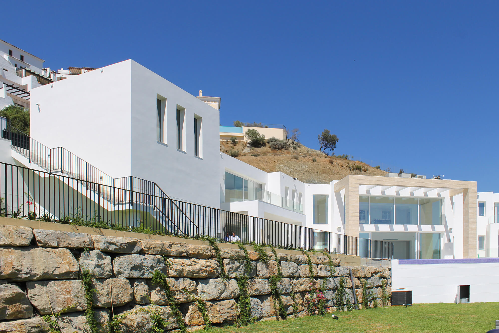 villa-contemporanea-en-los-arqueros-golf-resort