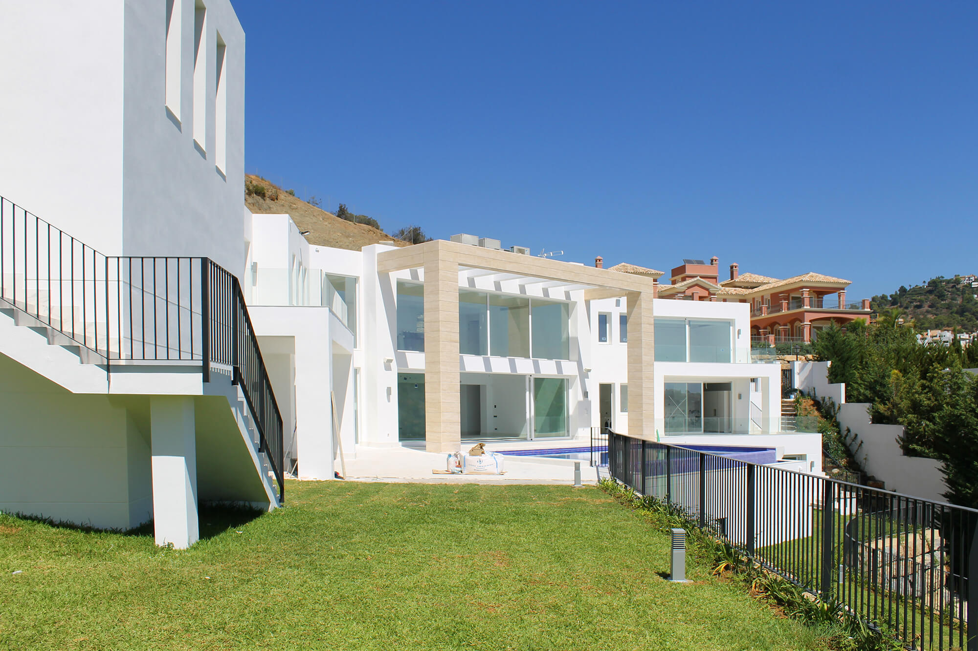 villa-contemporanea-en-los-arqueros-golf-resort